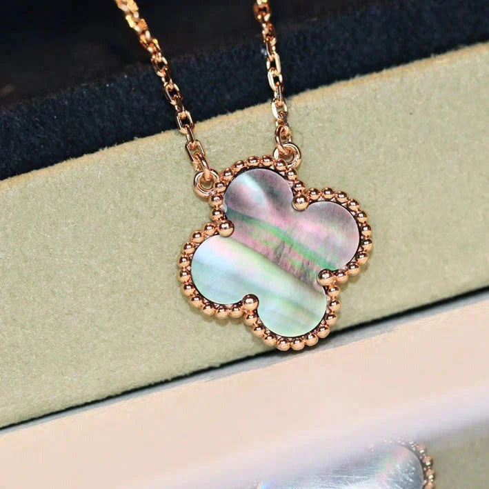 [⭐JeweliWhal]COLLIER TRÈFLE 15MM NACRE GRISE
