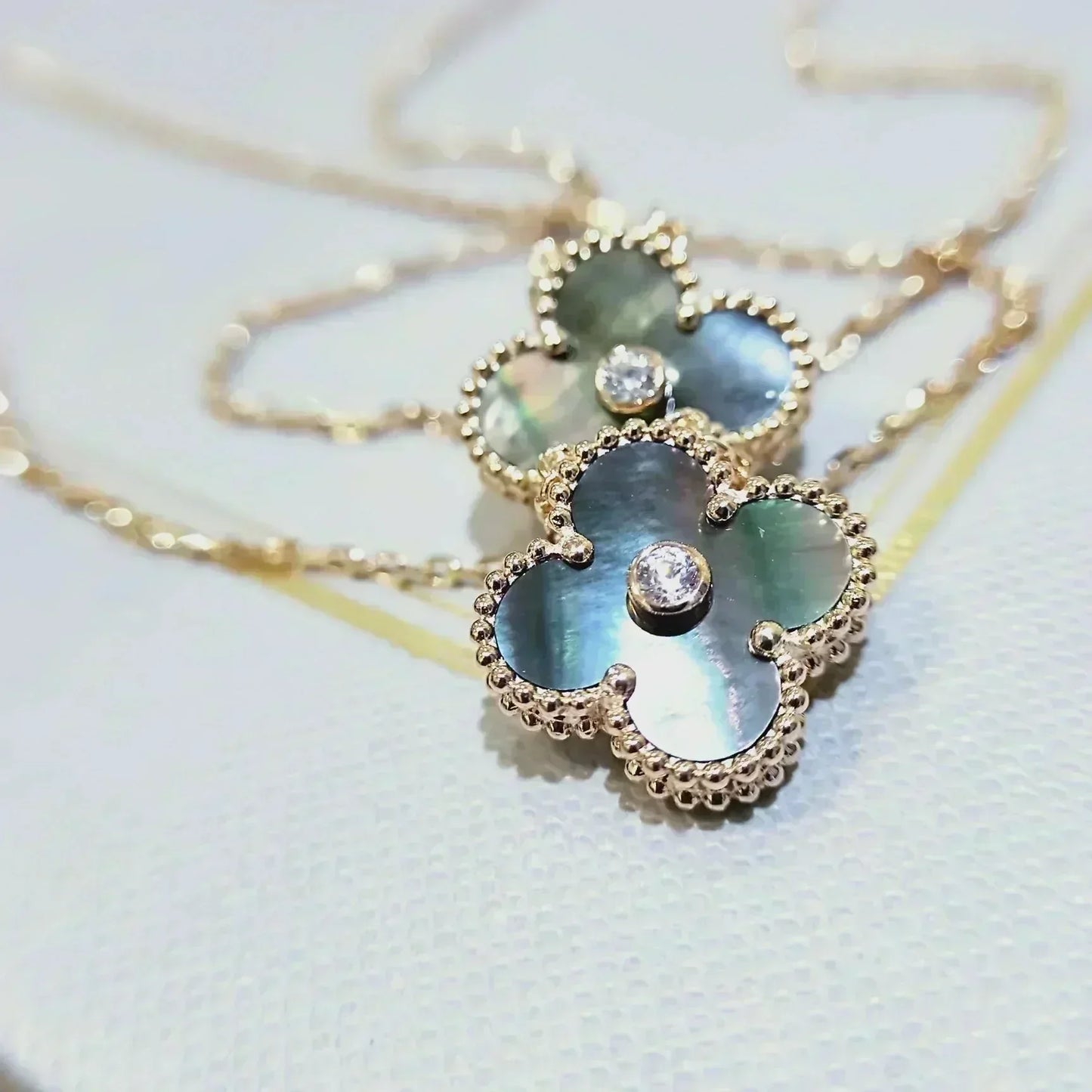 [⭐JeweliWhal]COLLIER TRÈFLE 15MM DIAMANT ET NACRE GRISE