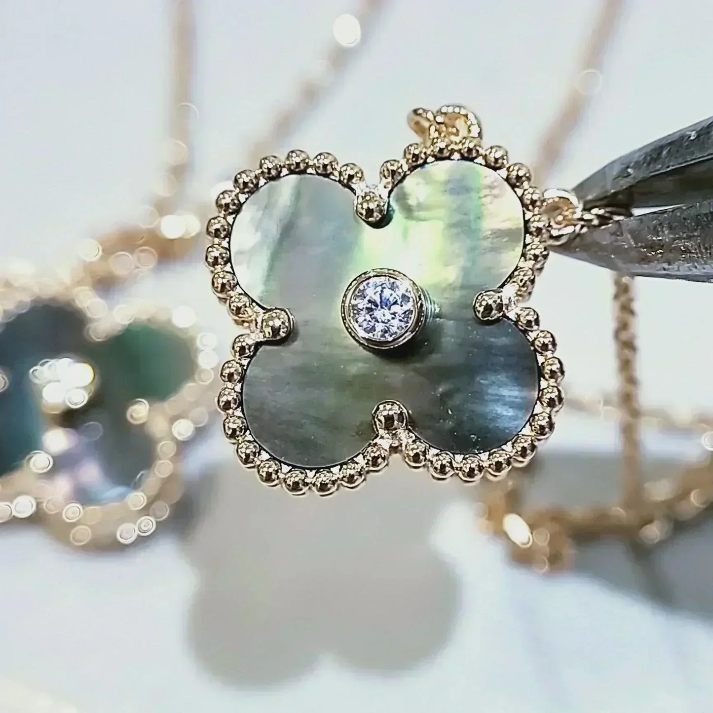[⭐JeweliWhal]COLLIER TRÈFLE 15MM DIAMANT ET NACRE GRISE