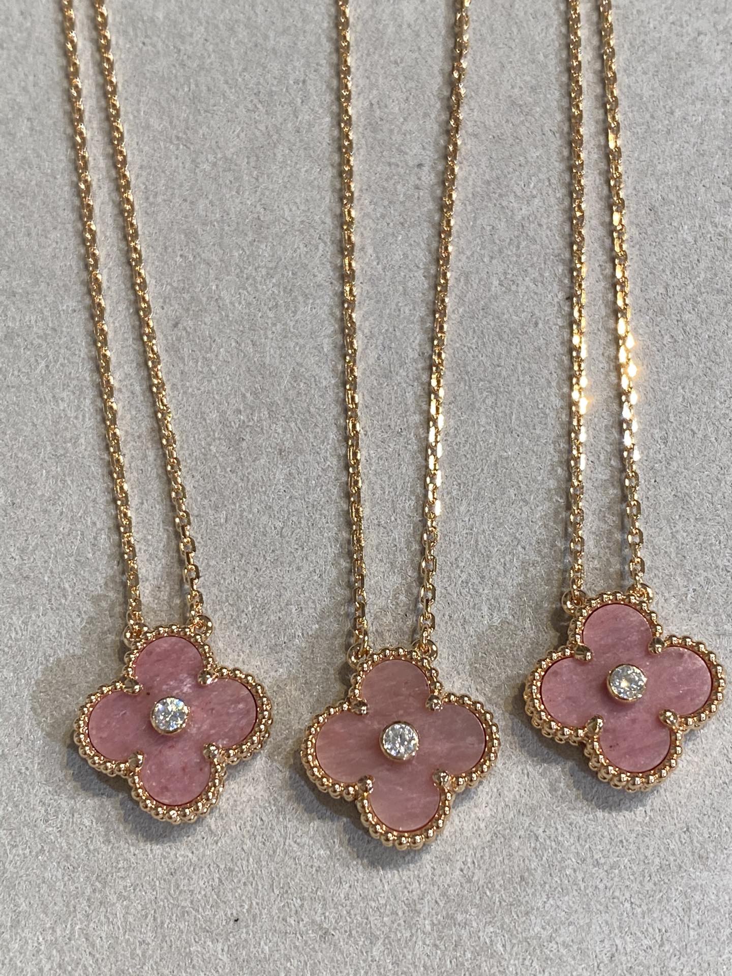 [⭐JeweliWhal]COLLIER TRÈFLE 15 MM DIAMANT RHODONITE