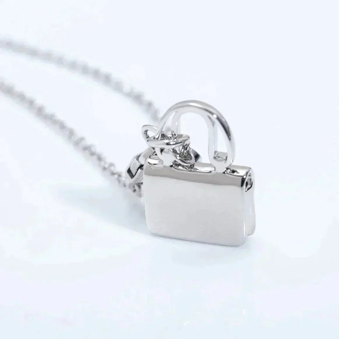 [⭐JeweliWhal]COLLIER EN ARGENT AVEC PENDENTIF AMULETTE