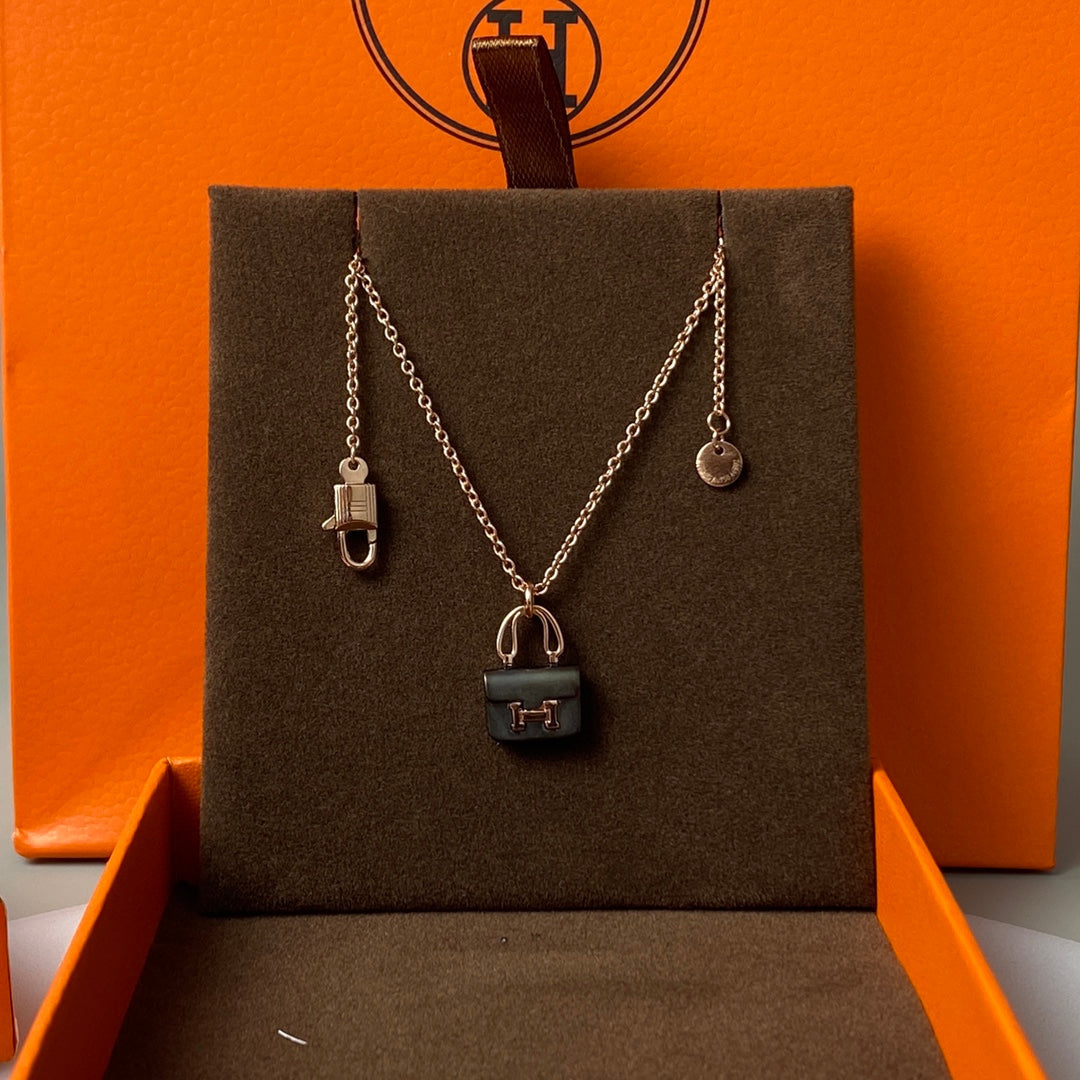 [⭐JeweliWhal]COLLIER CONSTANCE OR ROSE PENDENTIF NOIR