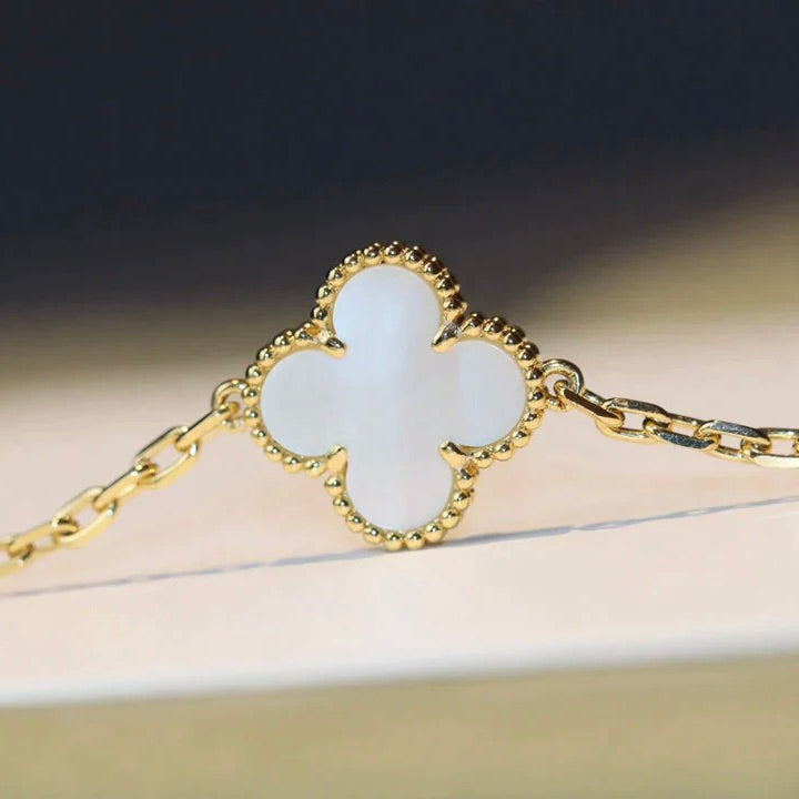 [⭐JeweliWhal]CLOVER 20 MOTIFS WHITE MOP COLLIER