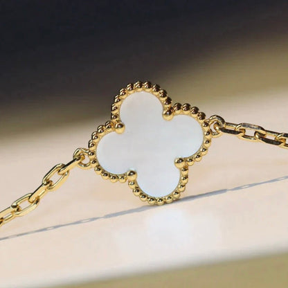 [⭐JeweliWhal]CLOVER 20 MOTIFS WHITE MOP COLLIER
