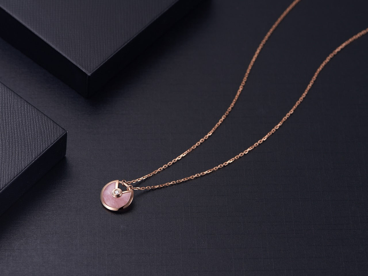 [⭐JeweliWhal]COLLIER AMULETTE NŒUD OR ROSE NACRE ROSE