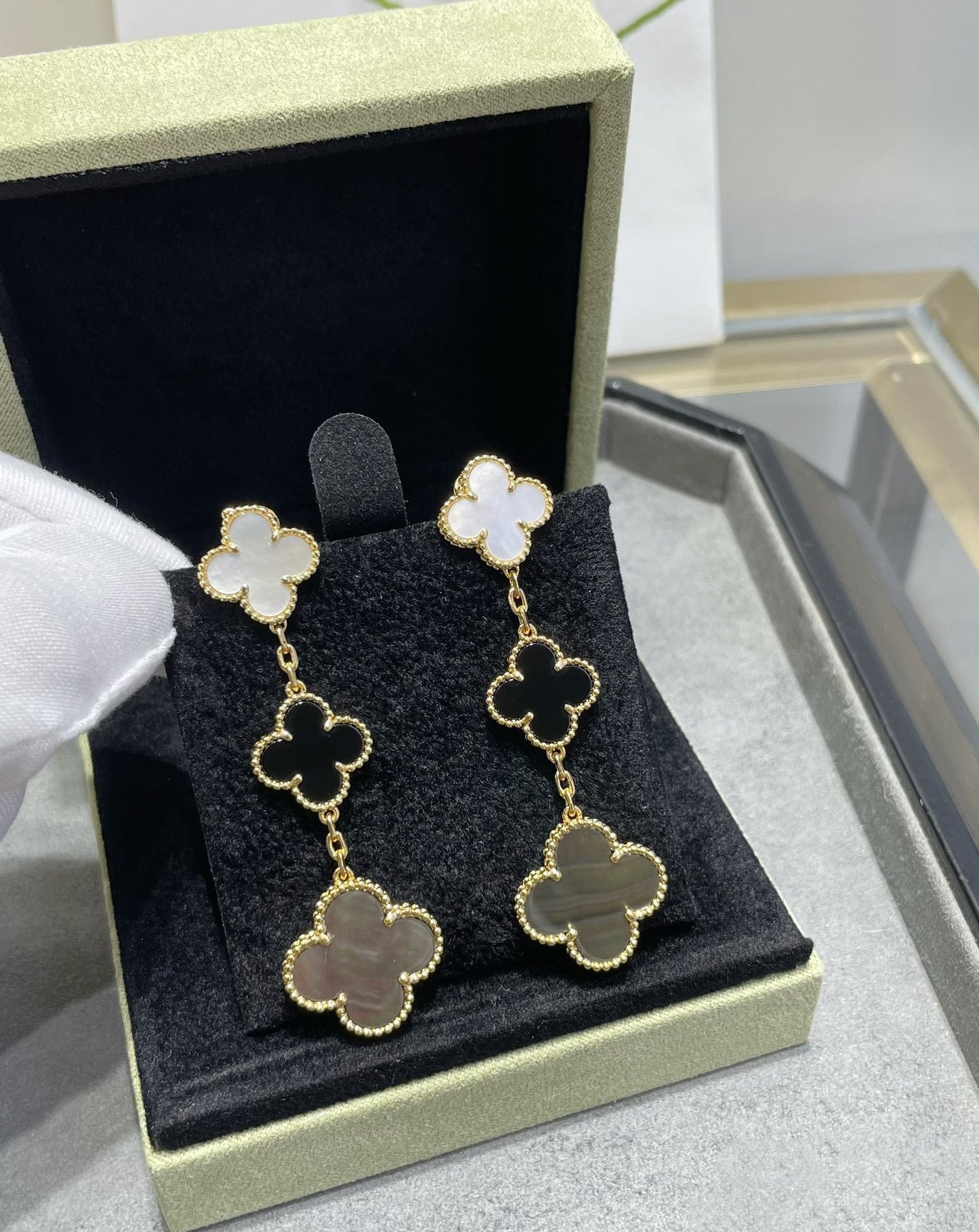 [⭐JeweliWhal]CLOVER 3 MOTIF MOP ONYX DARK MOP PINK GOLD EARRINGS