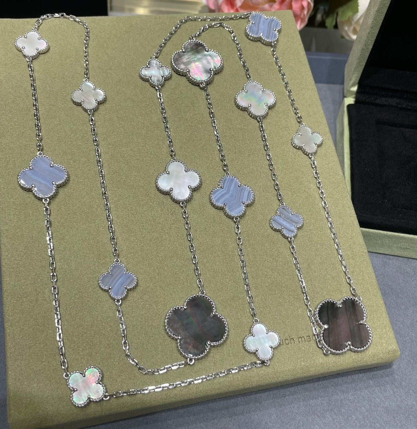 [⭐JeweliWhal]COLLIER CLOVER 16 MOTIF CALCÉDOINE NACRE ARGENT