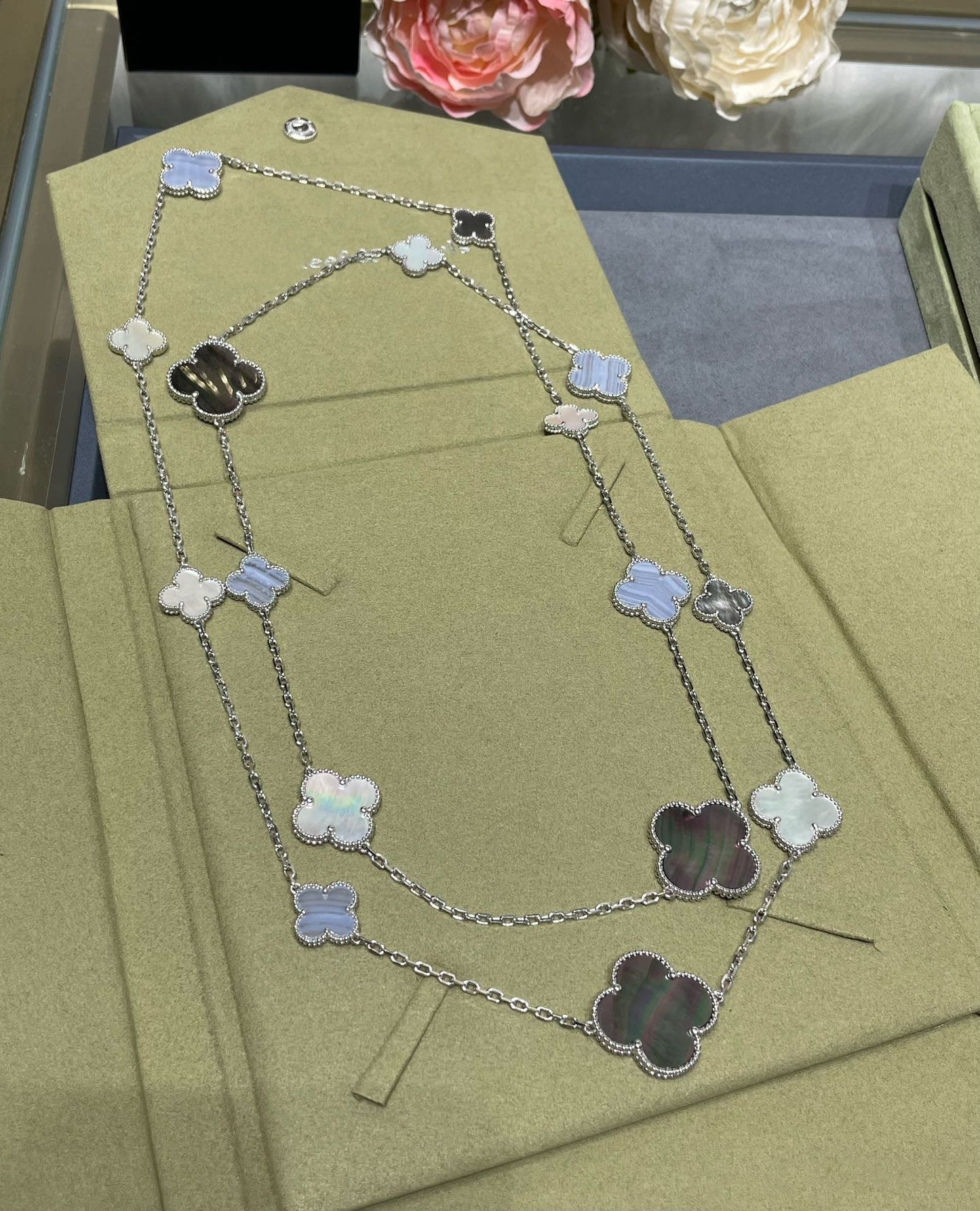 [⭐JeweliWhal]COLLIER CLOVER 16 MOTIF CALCÉDOINE NACRE ARGENT