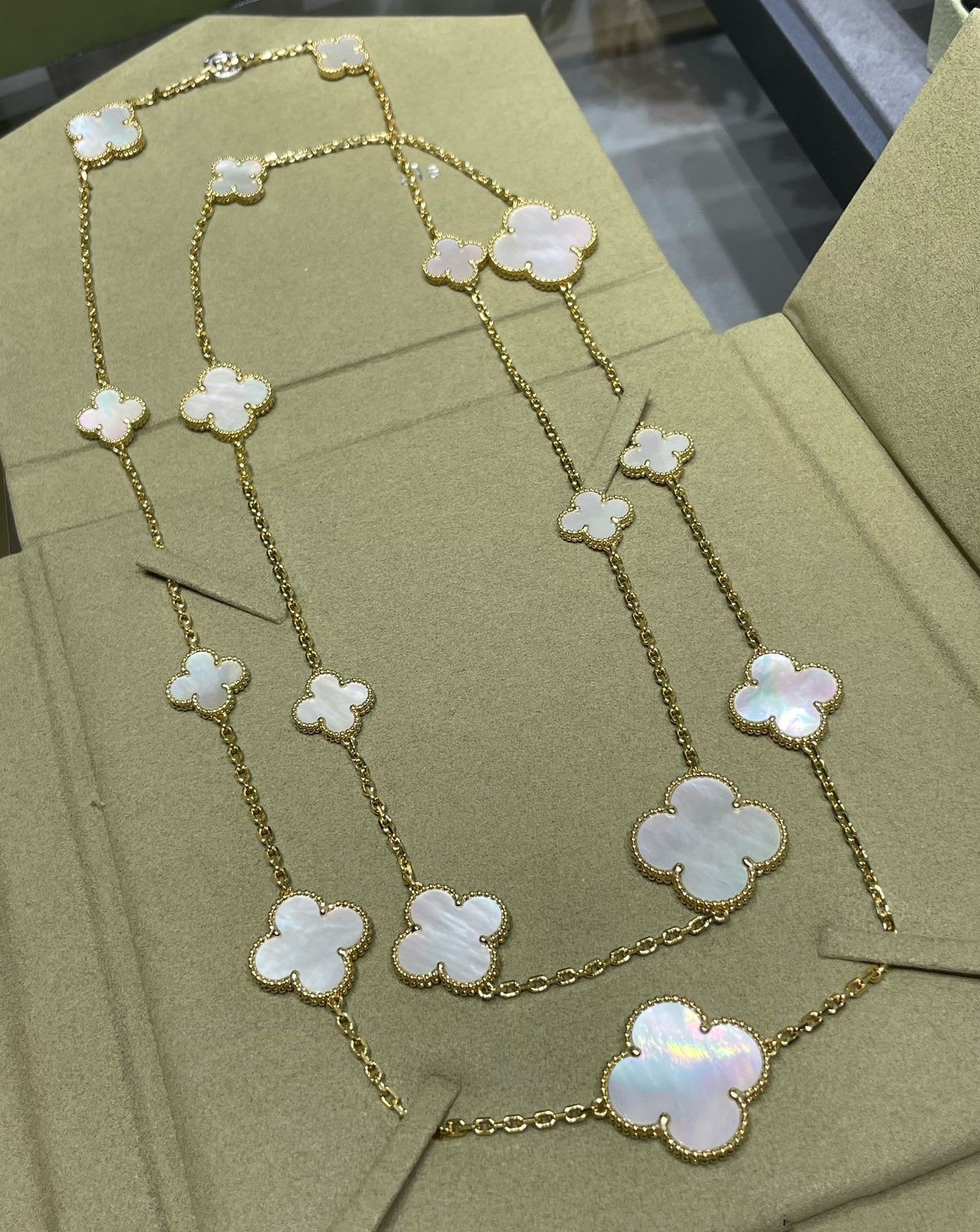 [⭐JeweliWhal]CLOVER 16 MOTIF MOP BLANCHE OR COLLIER