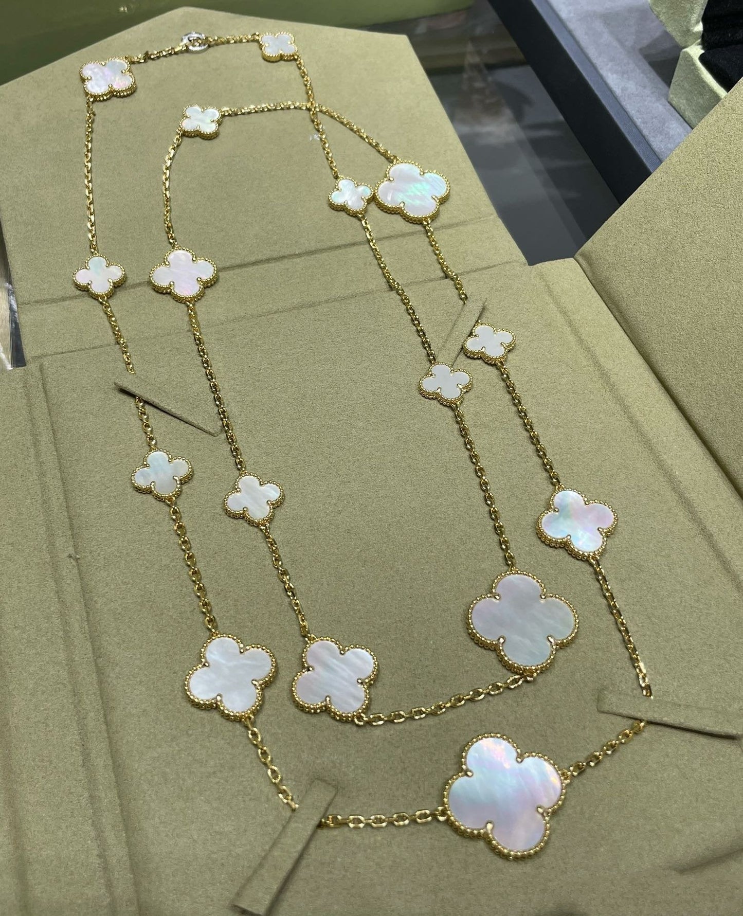 [⭐JeweliWhal]CLOVER 16 MOTIF MOP BLANCHE OR COLLIER