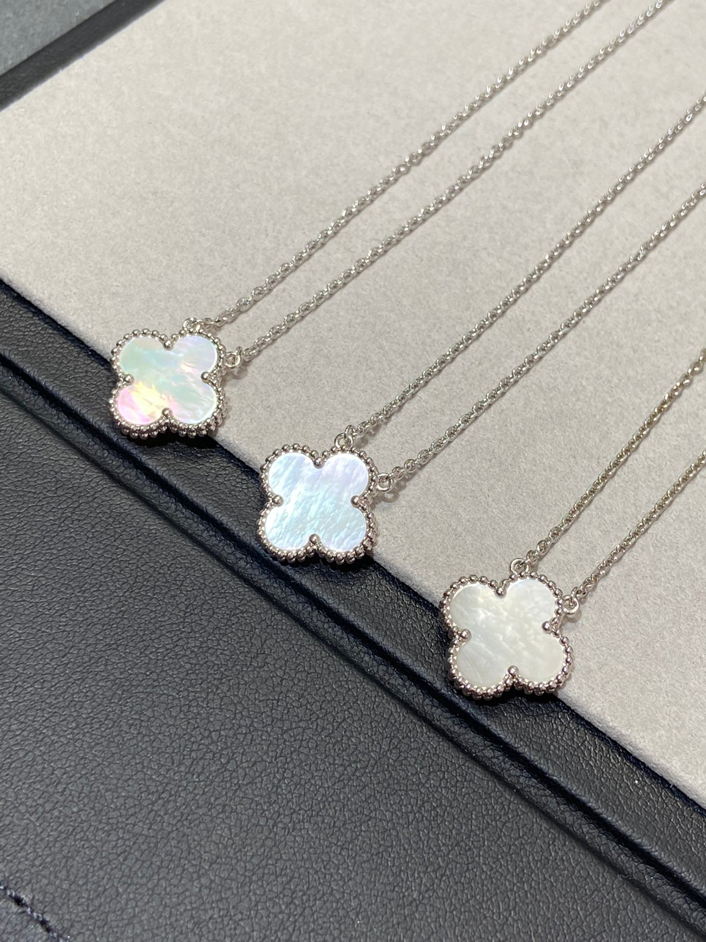 [⭐JeweliWhal]COLLIER TRÈFLE MOYEN ARGENT NACRE BLANCHE