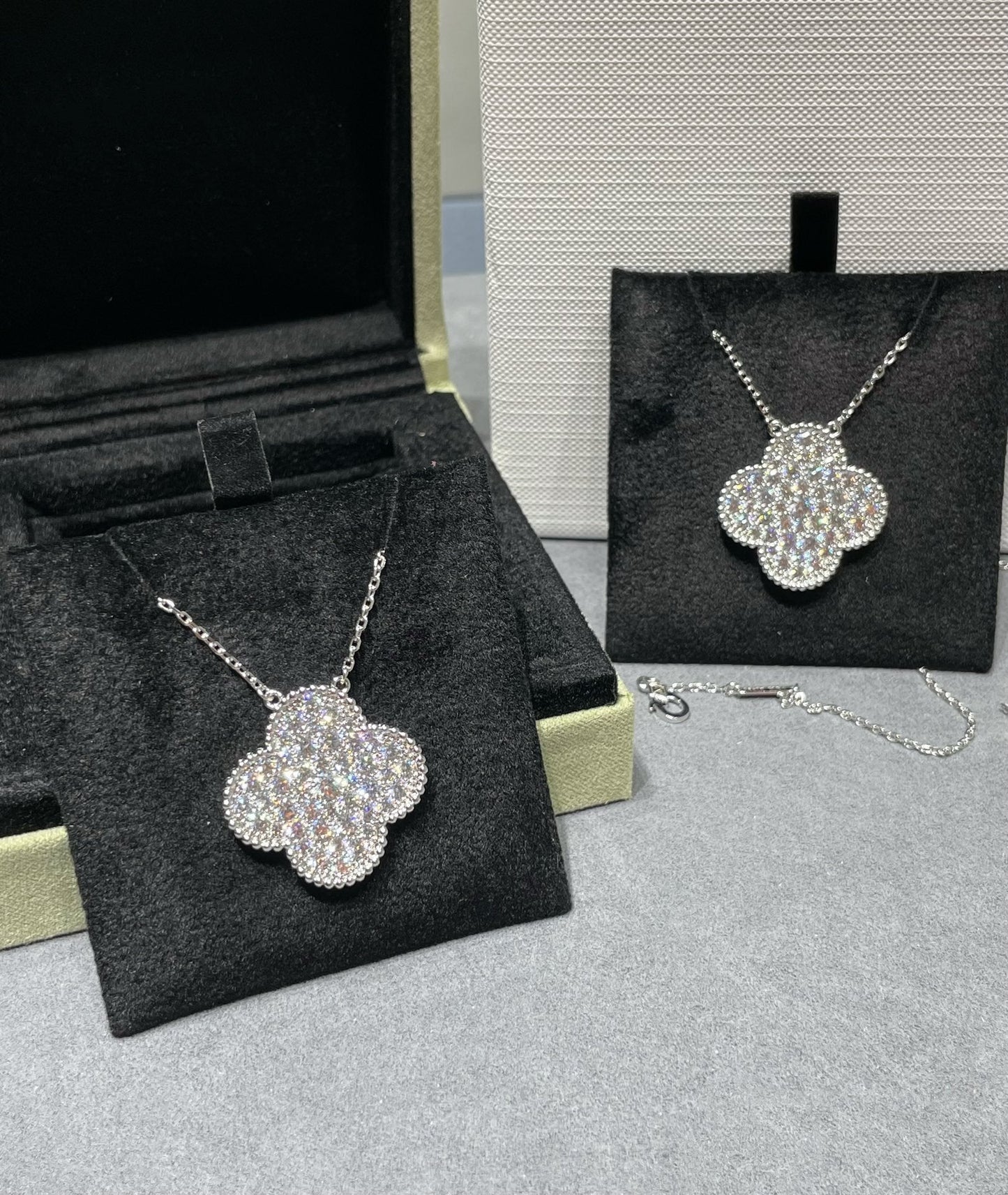 [⭐JeweliWhal]COLLIER EN ARGENT GRAND PENDENTIF TRÈFLE 25MM PAVÉ DE DIAMANTS