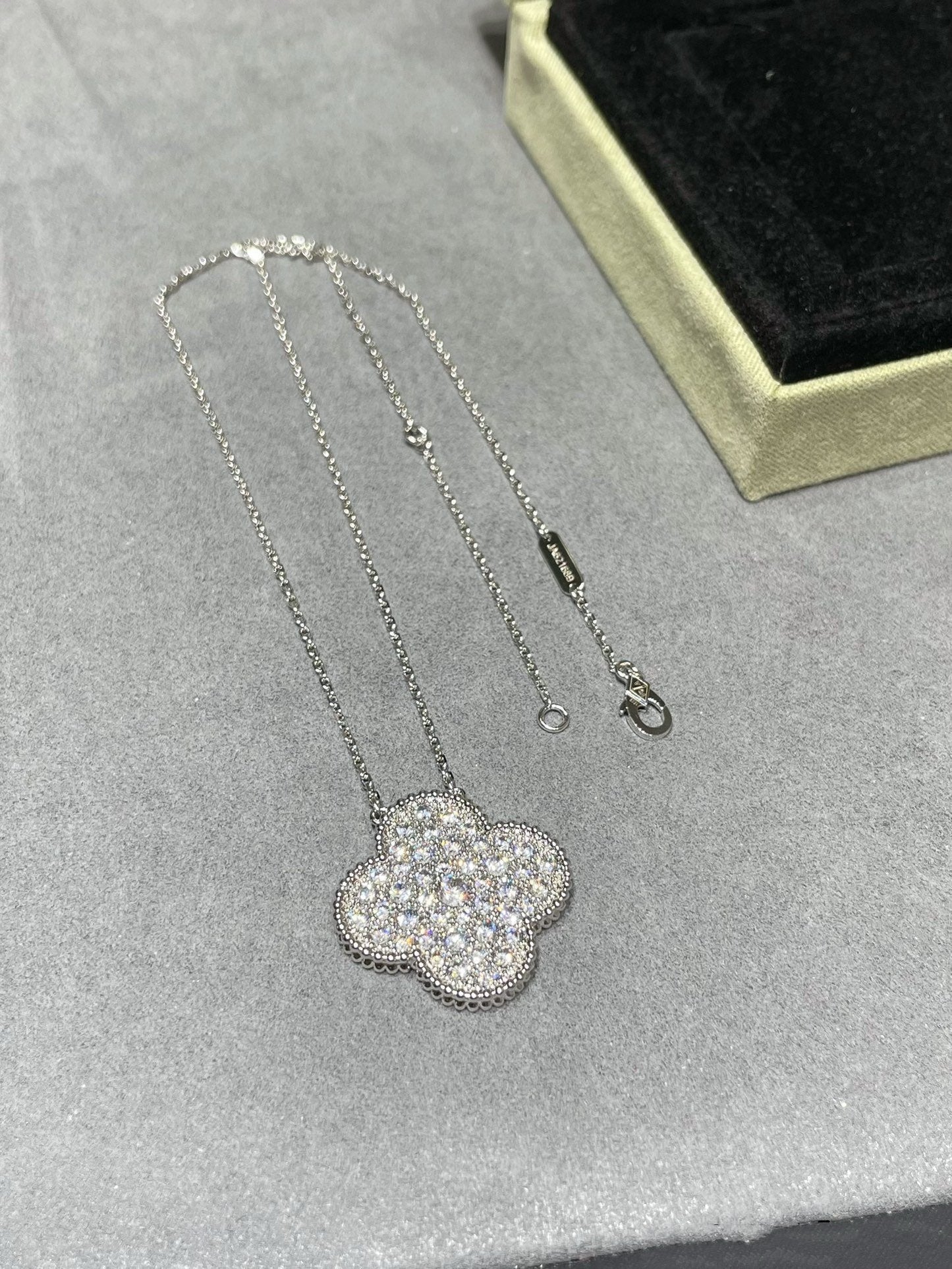 [⭐JeweliWhal]COLLIER EN ARGENT GRAND PENDENTIF TRÈFLE 25MM PAVÉ DE DIAMANTS