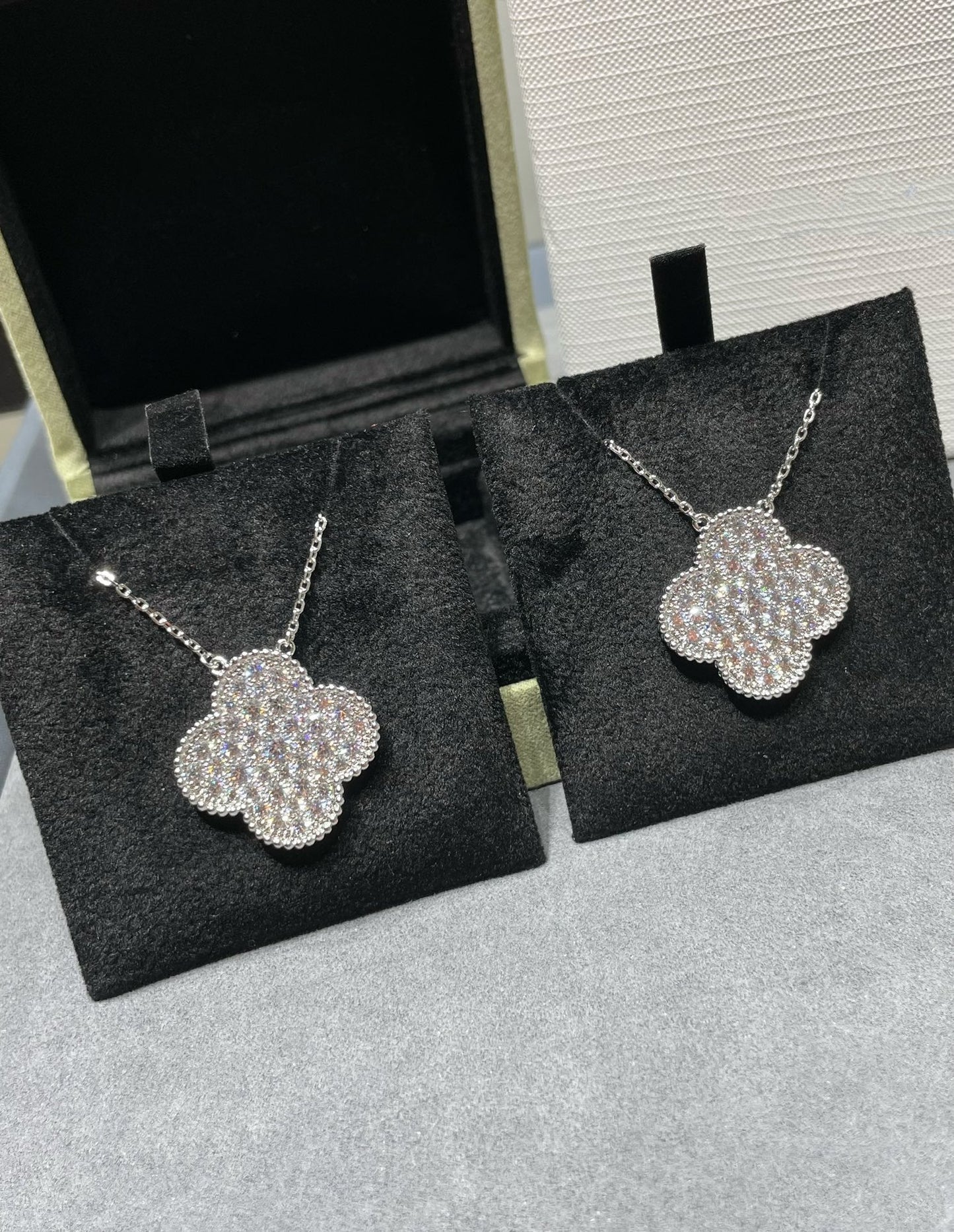 [⭐JeweliWhal]COLLIER EN ARGENT GRAND PENDENTIF TRÈFLE 25MM PAVÉ DE DIAMANTS