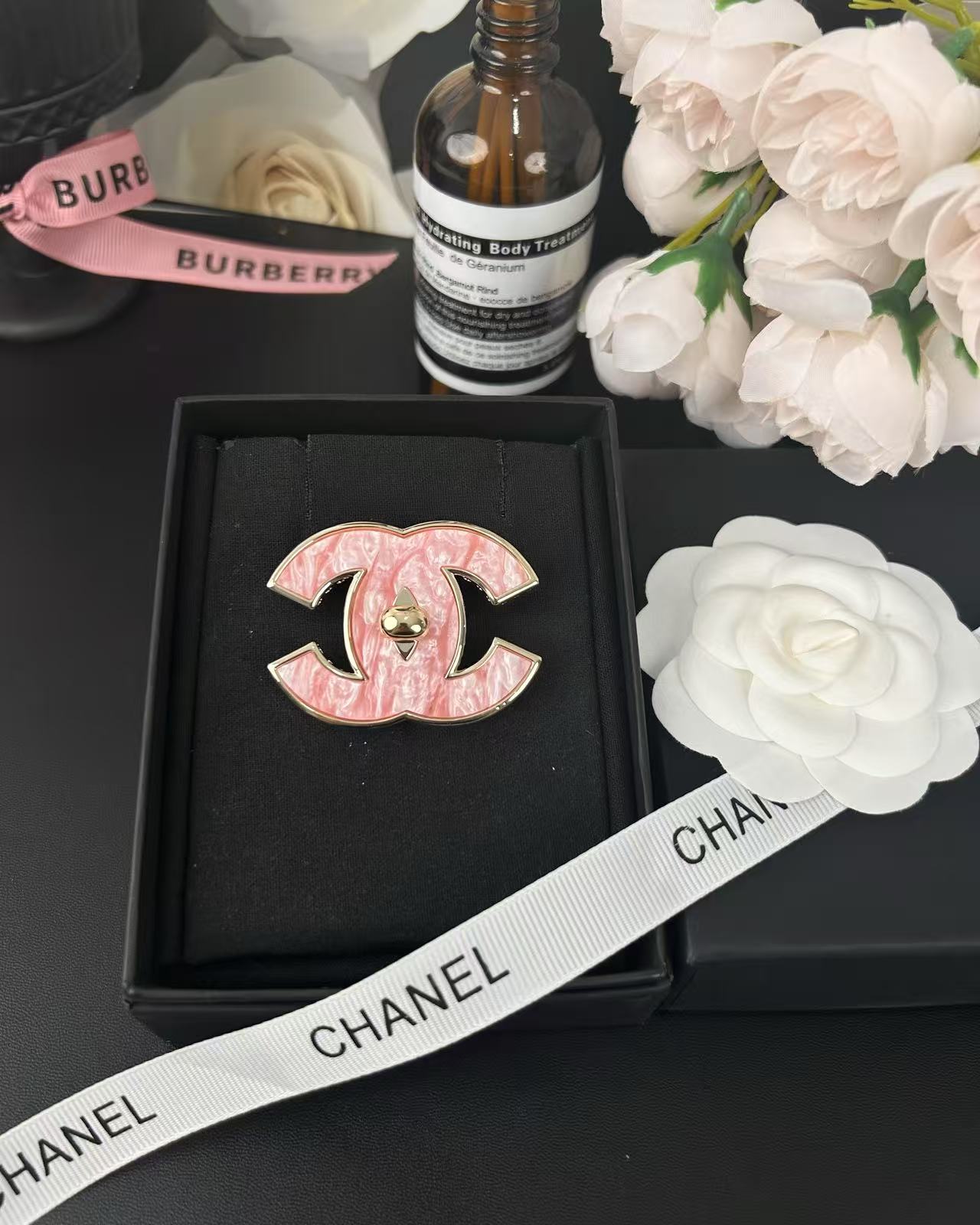 [⭐JeweliWhal]Broche Classique en Résine Rose 5cm