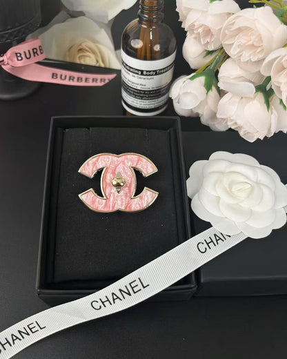 [⭐JeweliWhal]Broche Classique en Résine Rose 5cm