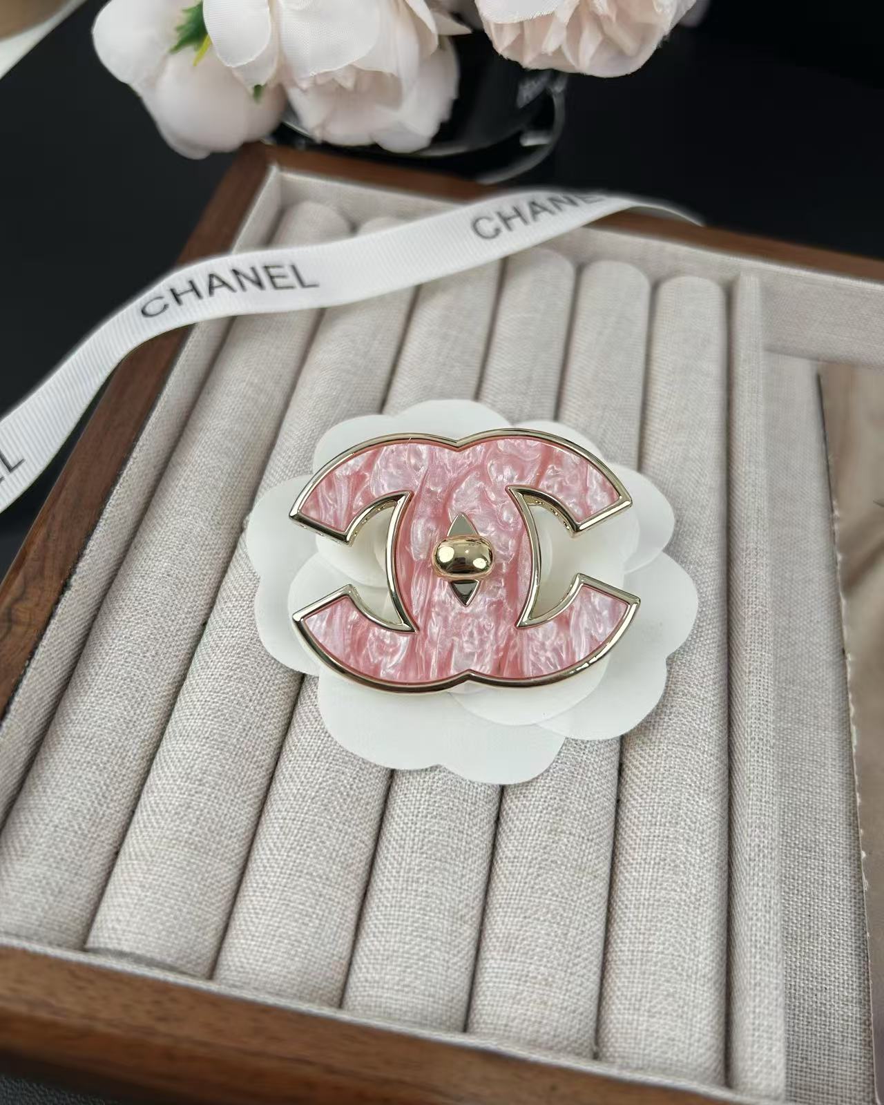 [⭐JeweliWhal]Broche Classique en Résine Rose 5cm
