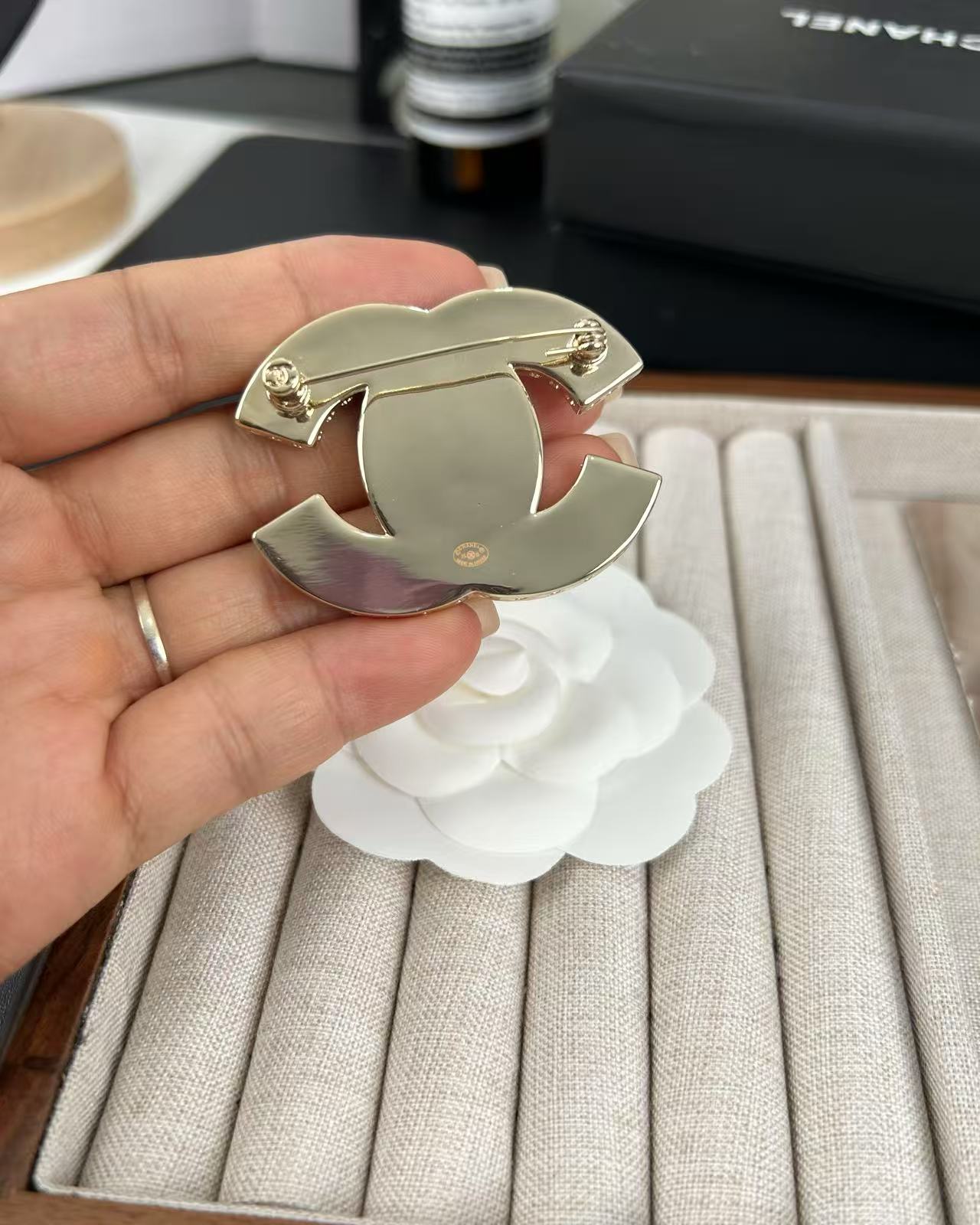 [⭐JeweliWhal]Broche Classique en Résine Rose 5cm