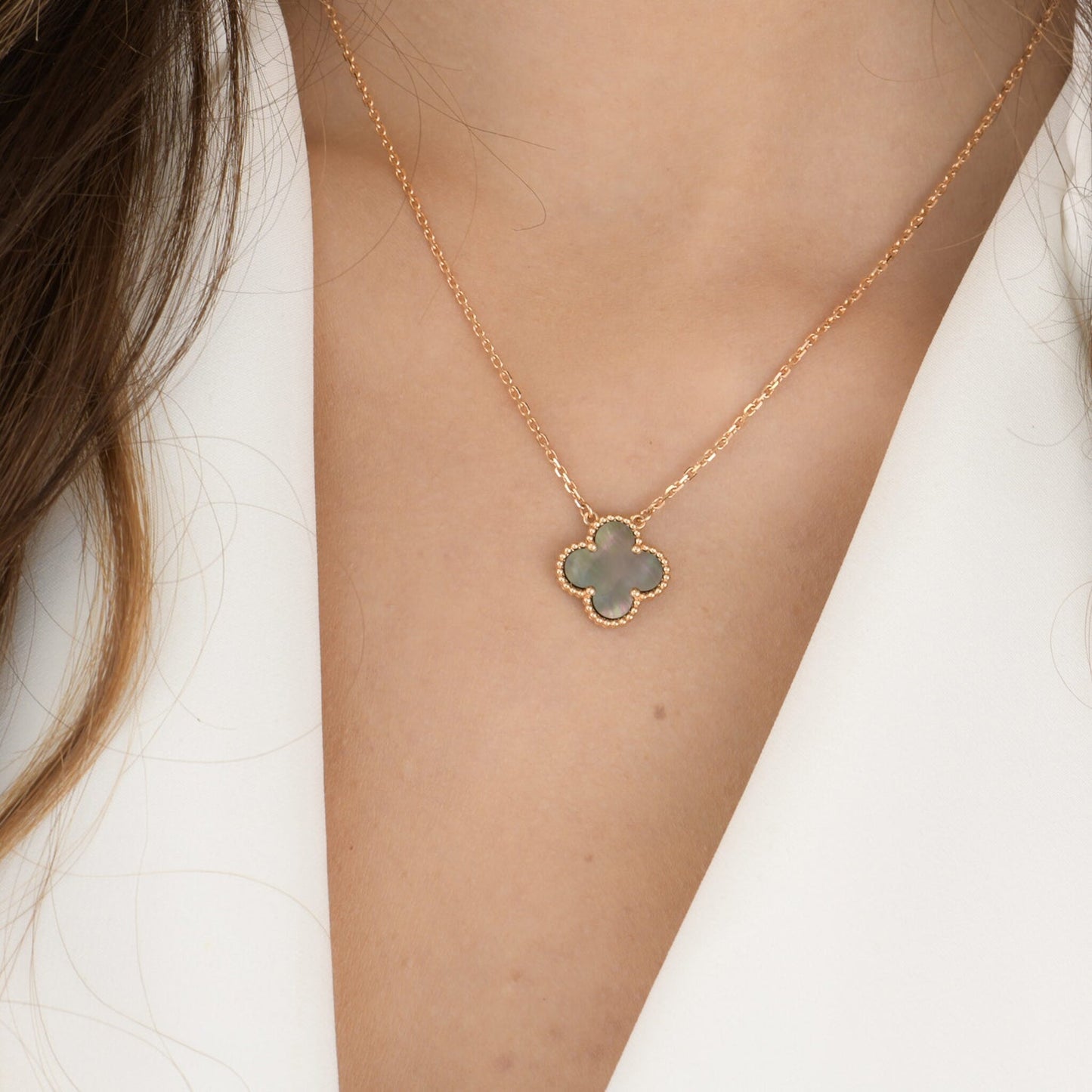 [⭐JeweliWhal]COLLIER TRÈFLE 15MM NACRE GRISE