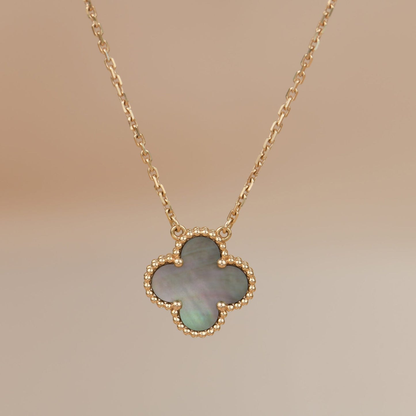 [⭐JeweliWhal]COLLIER TRÈFLE 15MM NACRE GRISE