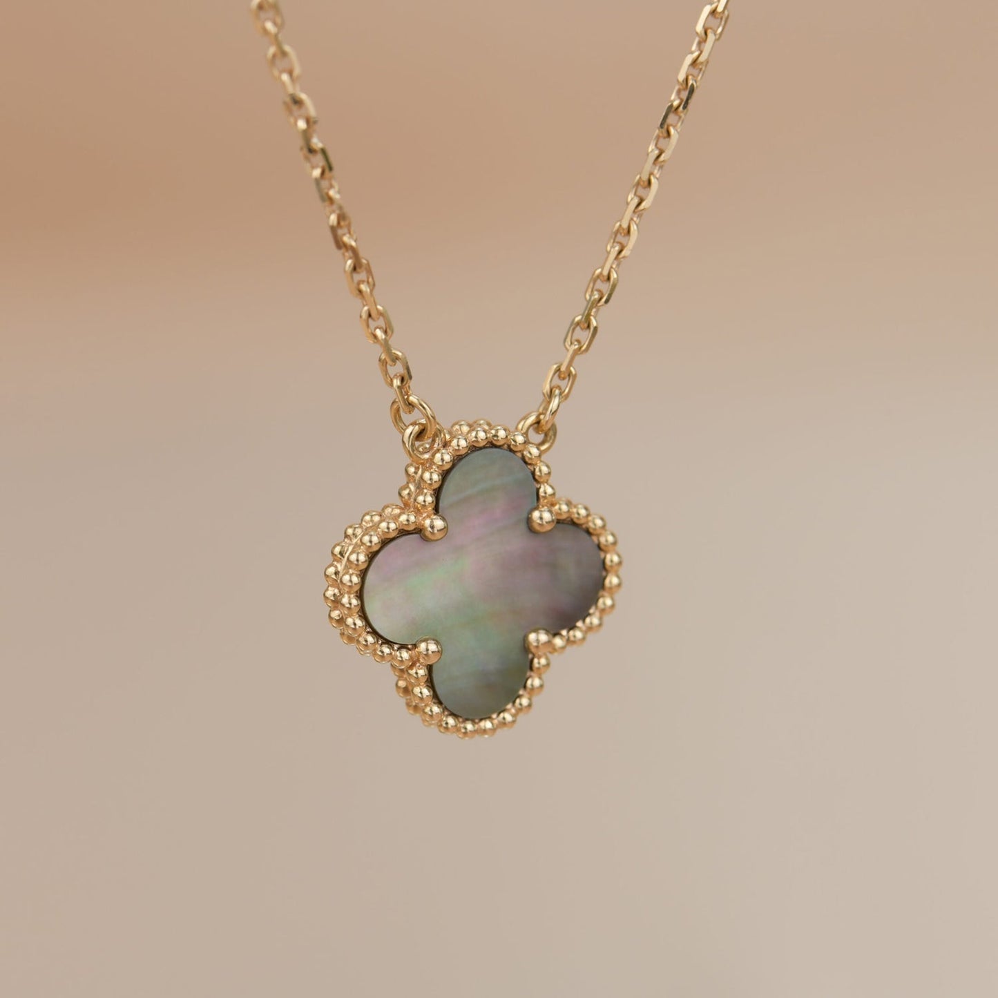 [⭐JeweliWhal]COLLIER TRÈFLE 15MM NACRE GRISE