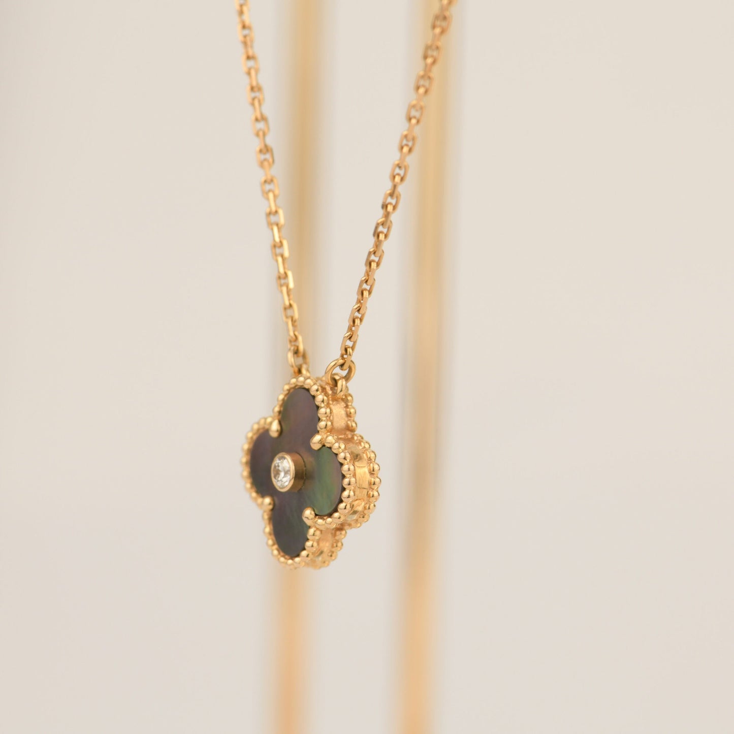 [⭐JeweliWhal]COLLIER TRÈFLE 15MM DIAMANT ET NACRE GRISE