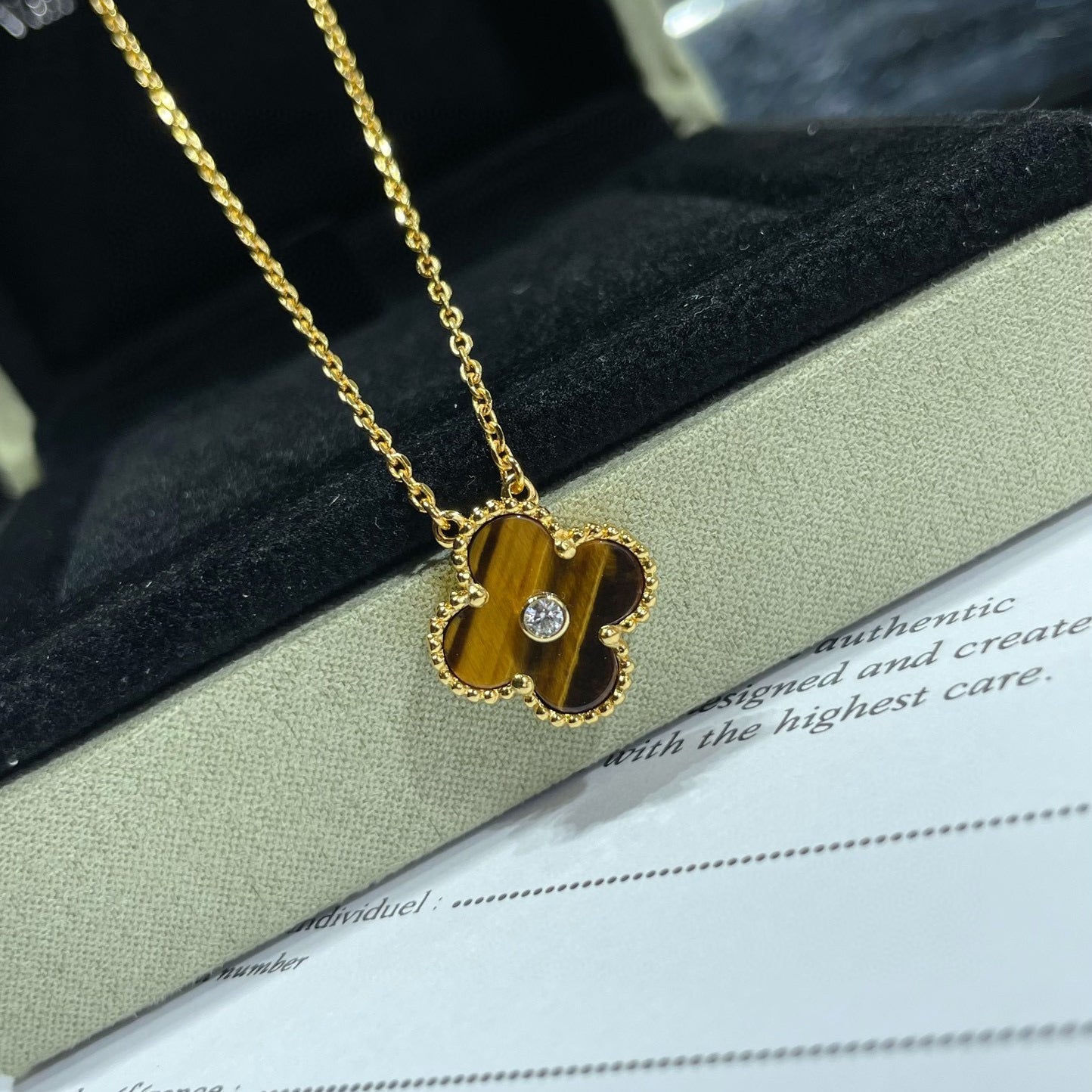 [⭐JeweliWhal]Collier TRÈFLE 15MM DIAMANT ET AGATE ŒIL DE TIGRE JAUNE