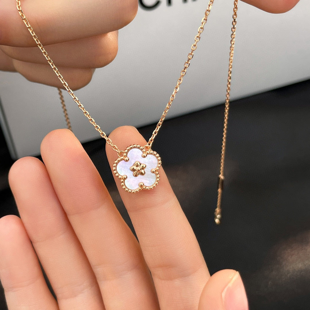 [⭐JeweliWhal]COLLIER FLEUR DE PRUNIER EN NACRE BLANCHE LUCKY