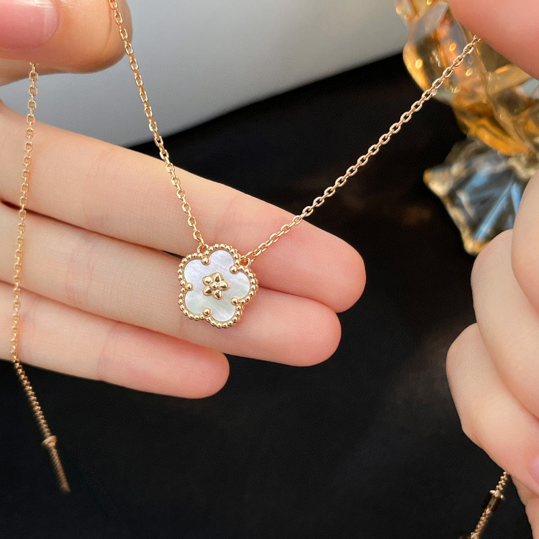 [⭐JeweliWhal]COLLIER FLEUR DE PRUNIER EN NACRE BLANCHE LUCKY