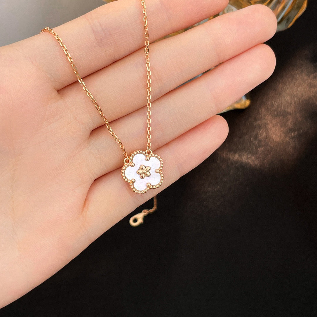 [⭐JeweliWhal]COLLIER FLEUR DE PRUNIER EN NACRE BLANCHE LUCKY