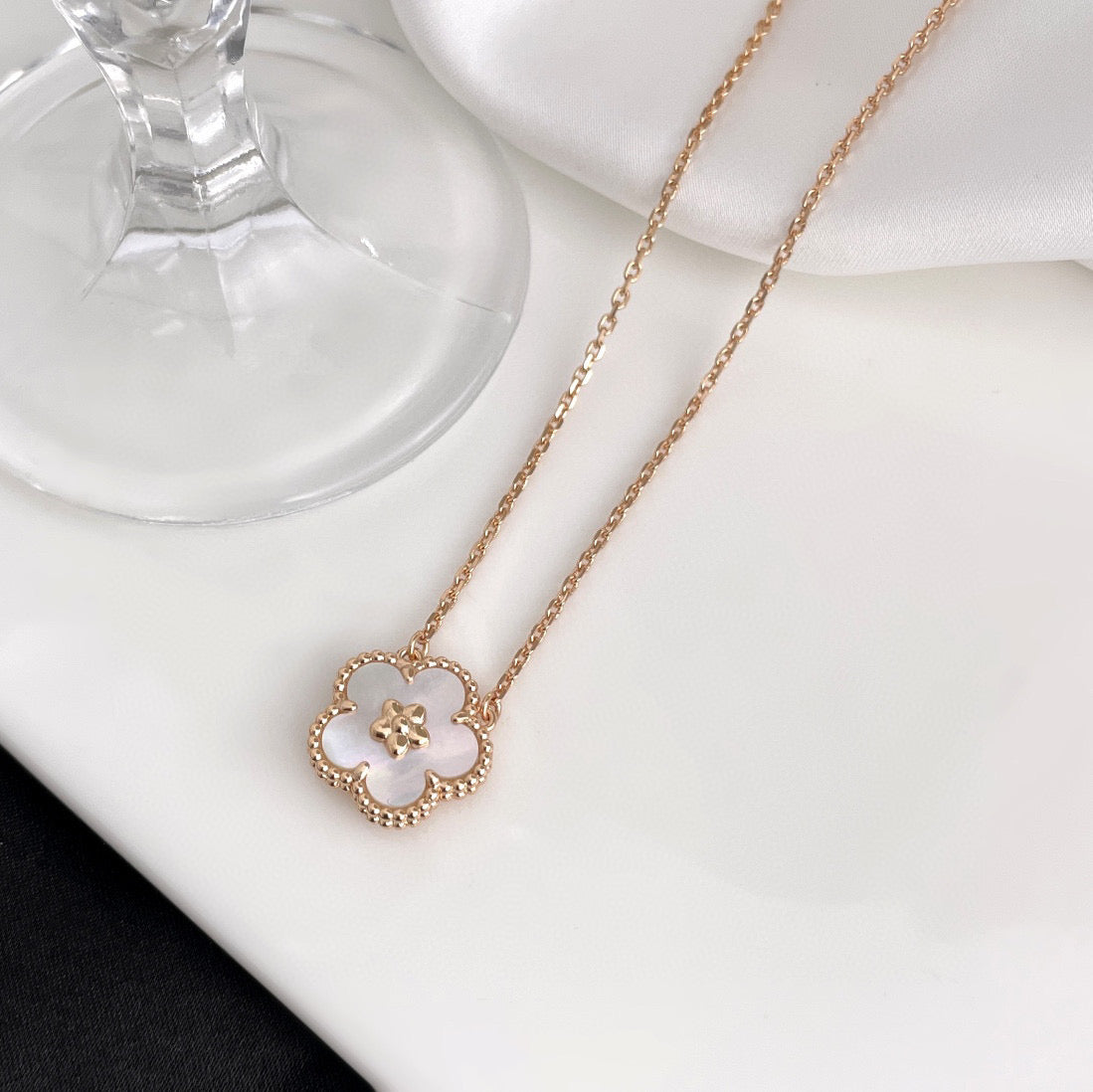[⭐JeweliWhal]COLLIER FLEUR DE PRUNIER EN NACRE BLANCHE LUCKY