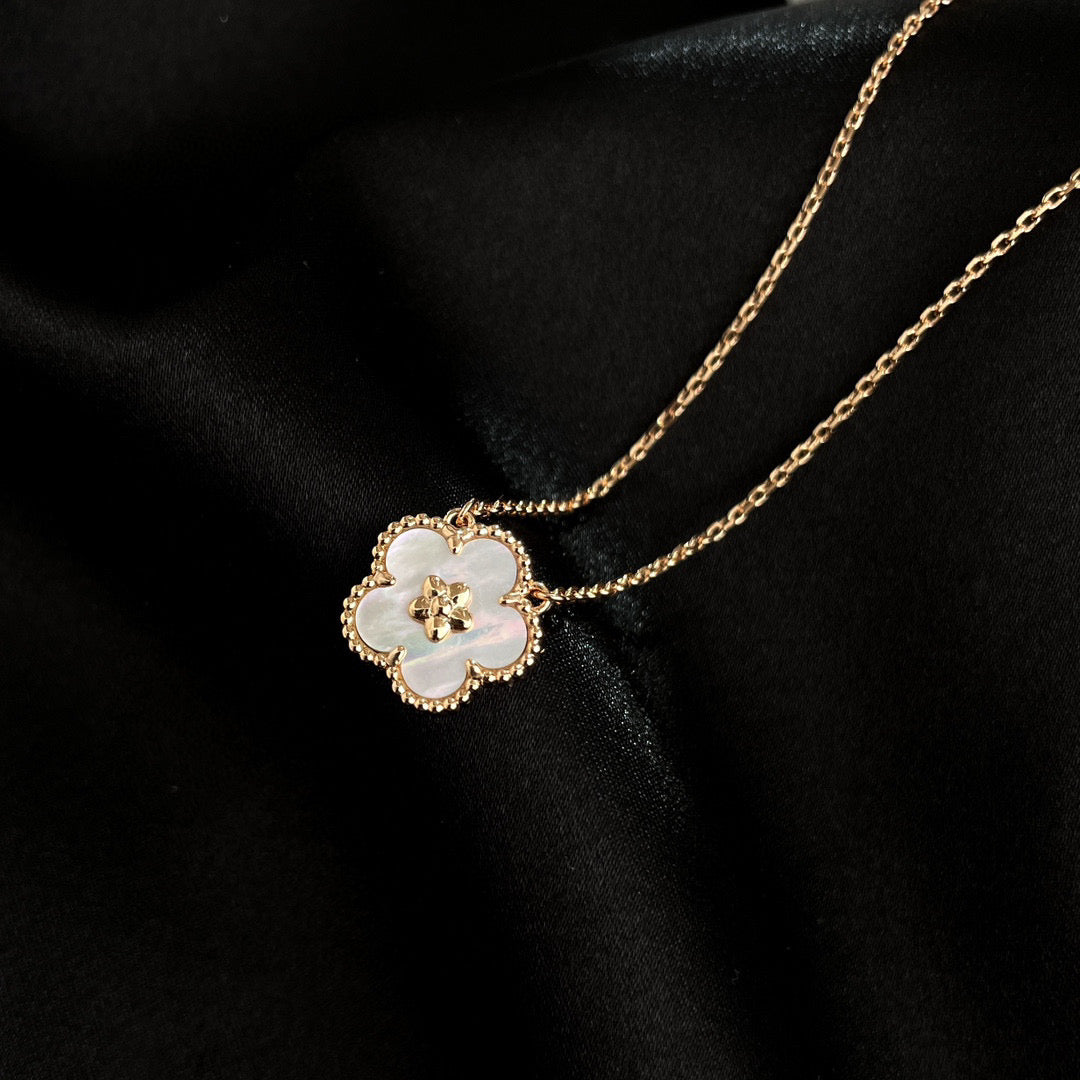 [⭐JeweliWhal]COLLIER FLEUR DE PRUNIER EN NACRE BLANCHE LUCKY