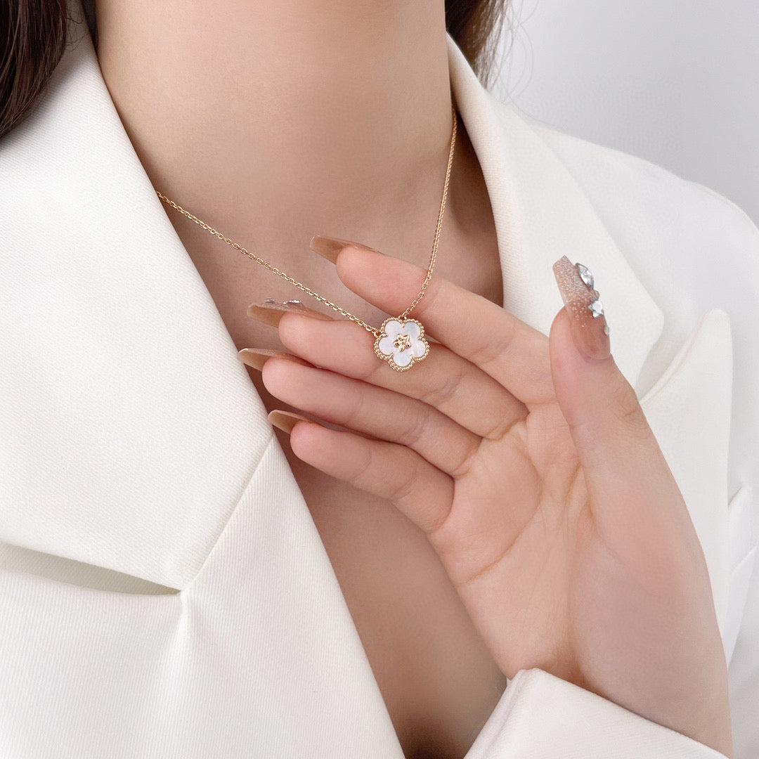 [⭐JeweliWhal]COLLIER FLEUR DE PRUNIER EN NACRE BLANCHE LUCKY