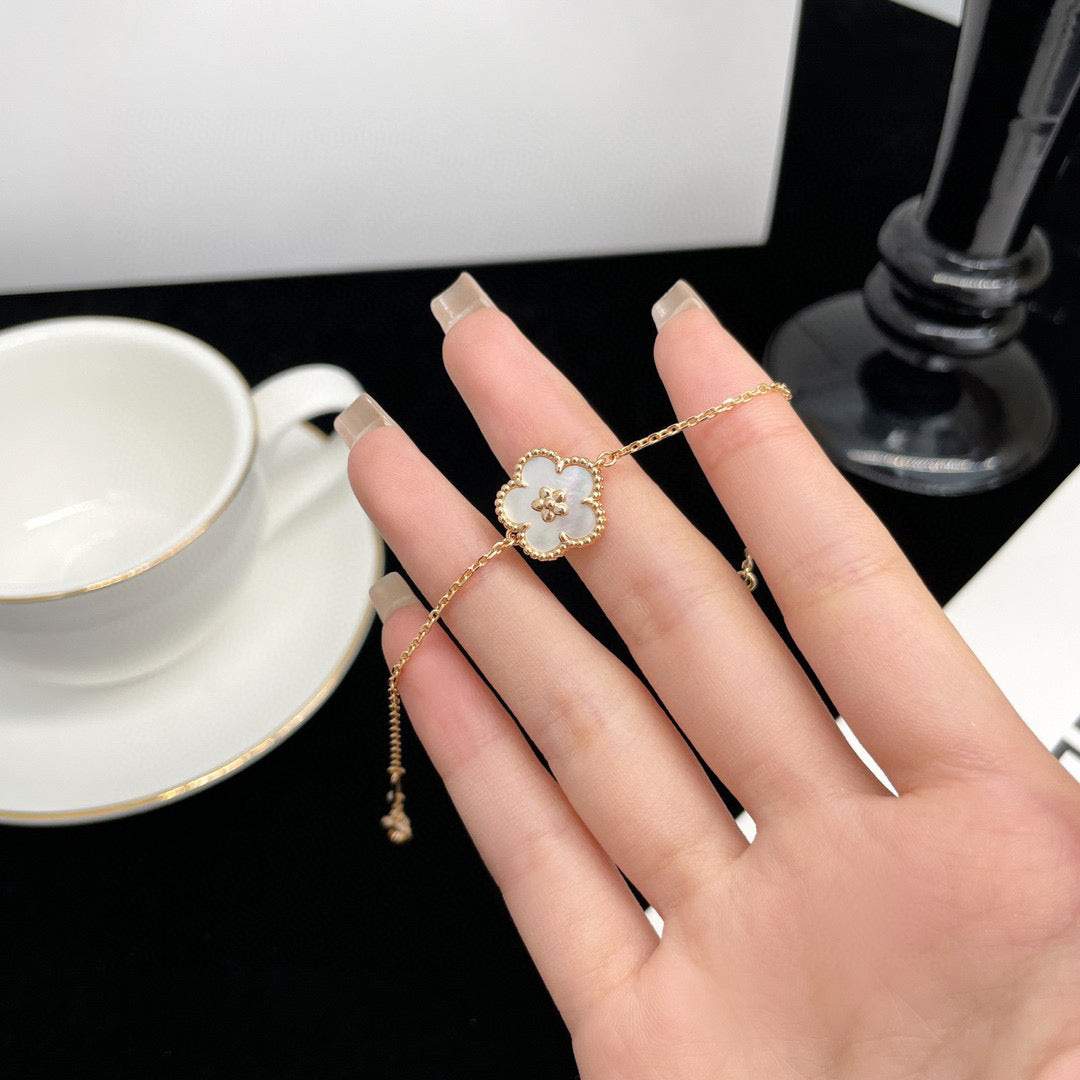 [⭐JeweliWhal]COLLIER FLEUR DE PRUNIER EN NACRE BLANCHE LUCKY