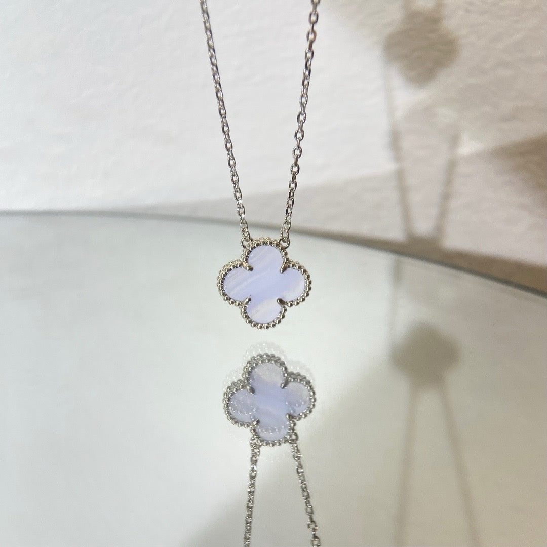 [⭐JeweliWhal]COLLIER TRÈFLE 15 MM CALCÉDOINE BLEUE ARGENT