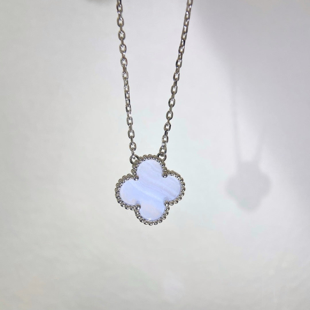 [⭐JeweliWhal]COLLIER TRÈFLE 15 MM CALCÉDOINE BLEUE ARGENT
