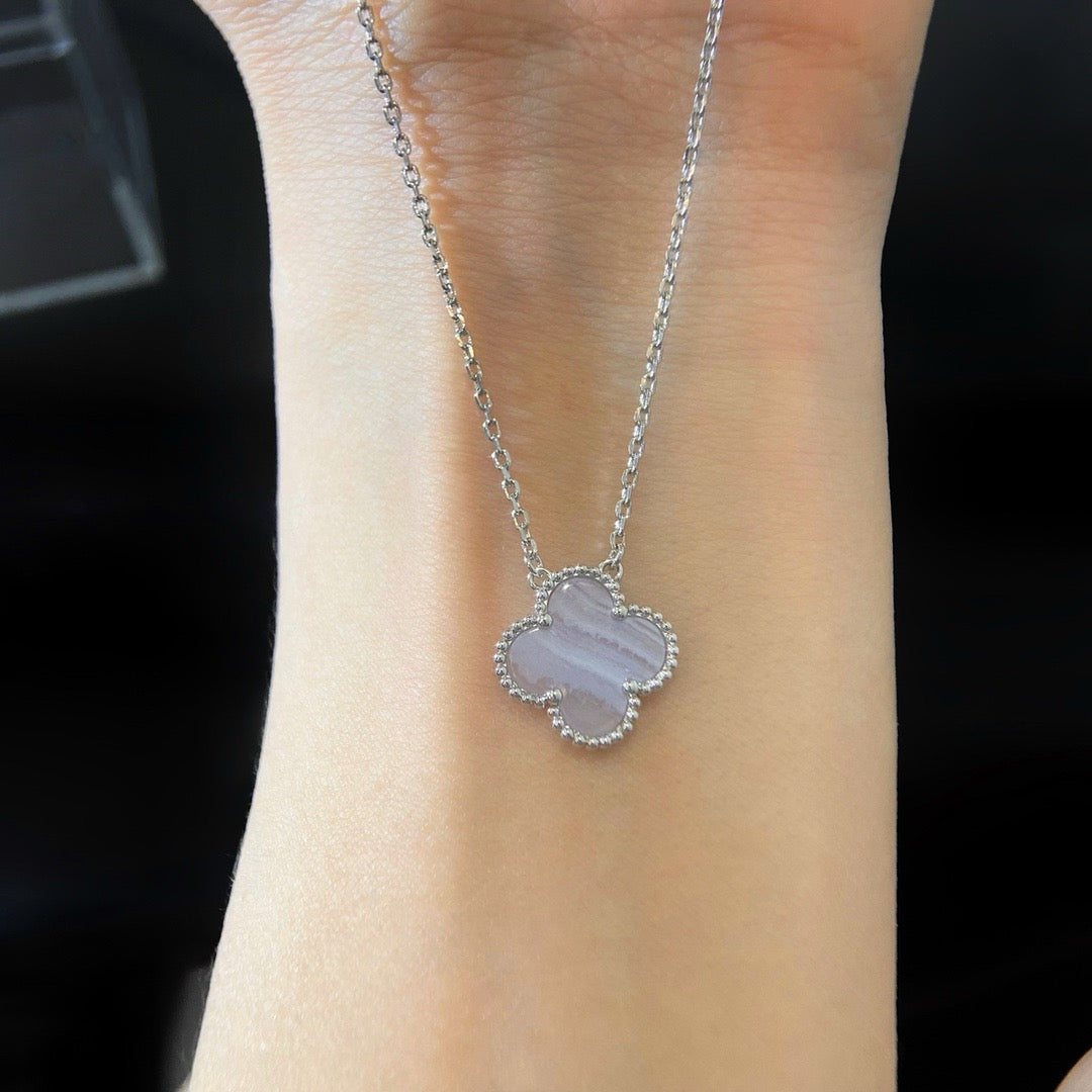 [⭐JeweliWhal]COLLIER TRÈFLE 15 MM CALCÉDOINE BLEUE ARGENT