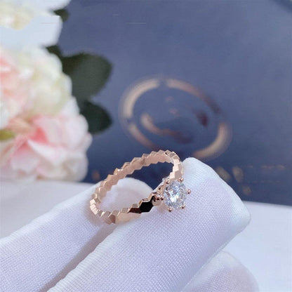 [⭐JeweliWhal] خاتم بي لوف ذهبي وردي مرصّع بألماسة واحدة